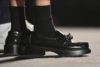 chaussures noires en cuir
