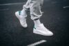 Sneakers adidas blanches avec jogging gris