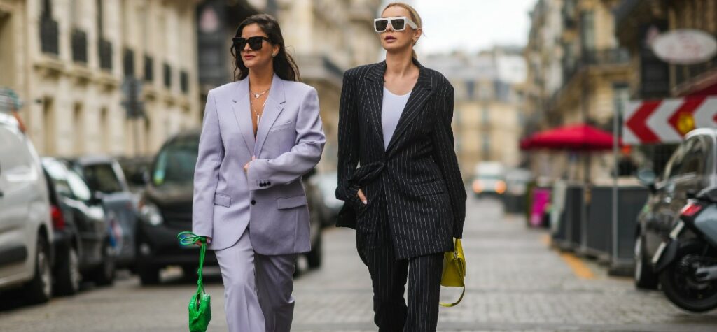 Deux femmes dans la rue en costume oversize