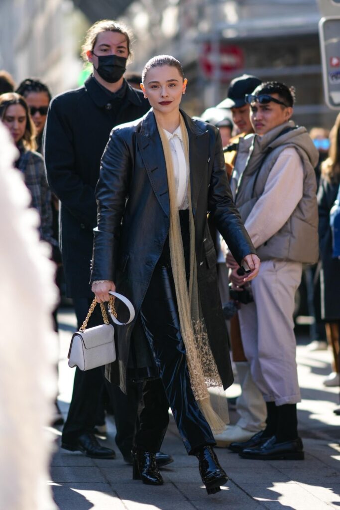 Chloë Grace Moretz dans un long manteau brillant et un pantalon en cuir