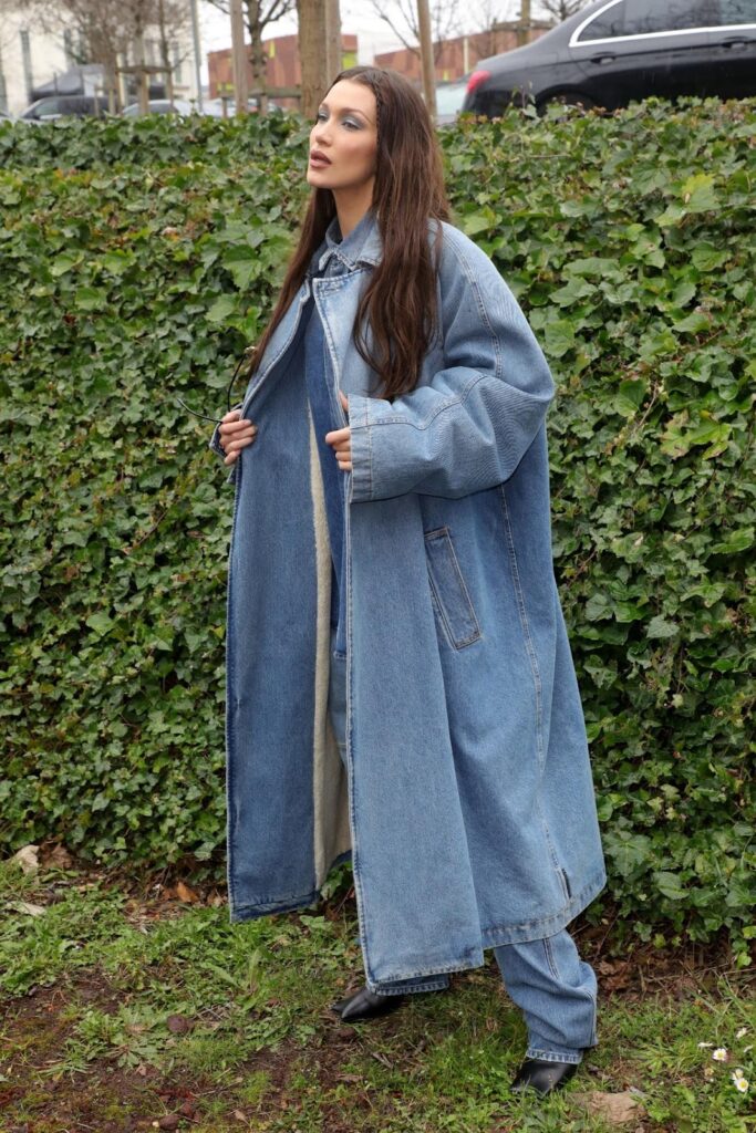 Bella Hadid en manteau en jean