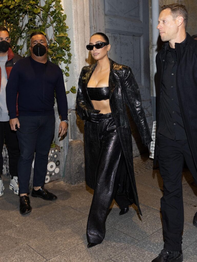 Kim Kardashian dans un ensemble en cuir