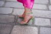 Sandales vertes et jupe rose