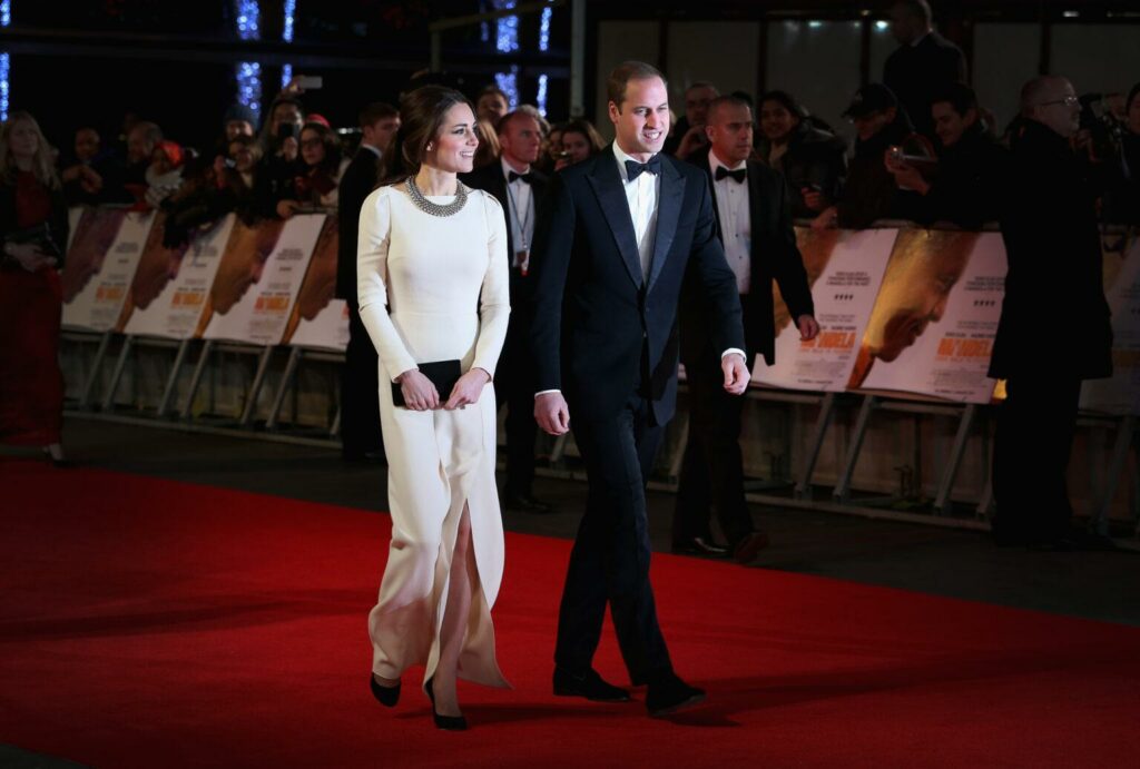 Kate Middleton en robe blanche, talons aiguilles et pochette noirs