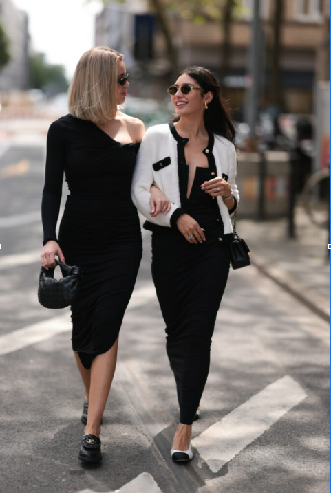 deux femmes vêtues de robes noires