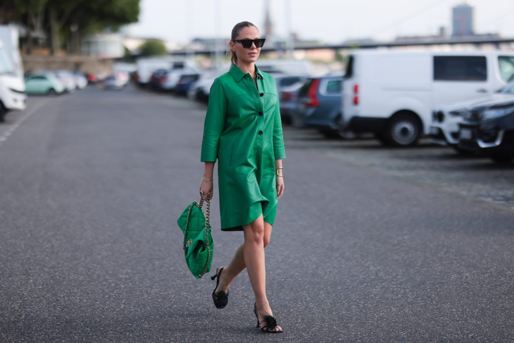 femme en robe en cuir vert 