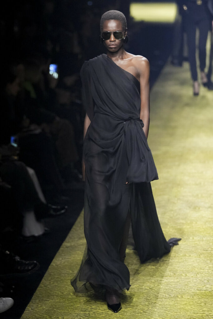 mannequin portant une robe noire maxi