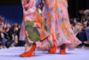 Chaussures tendance pour femme 2024 : mannequins en robe à fleurs et talons aiguilles rouges