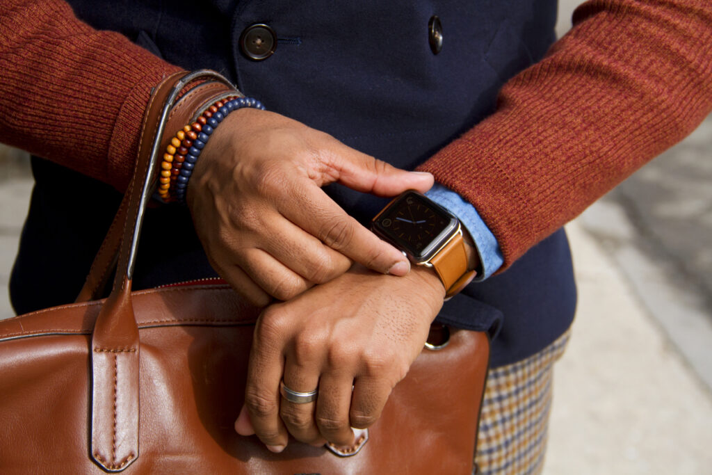 Smartwatch à bracelet marron en cuir