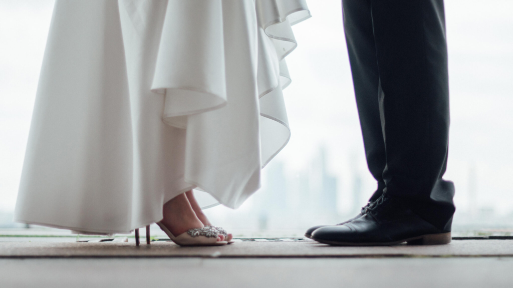 Marié et mariée en chaussures de mariage