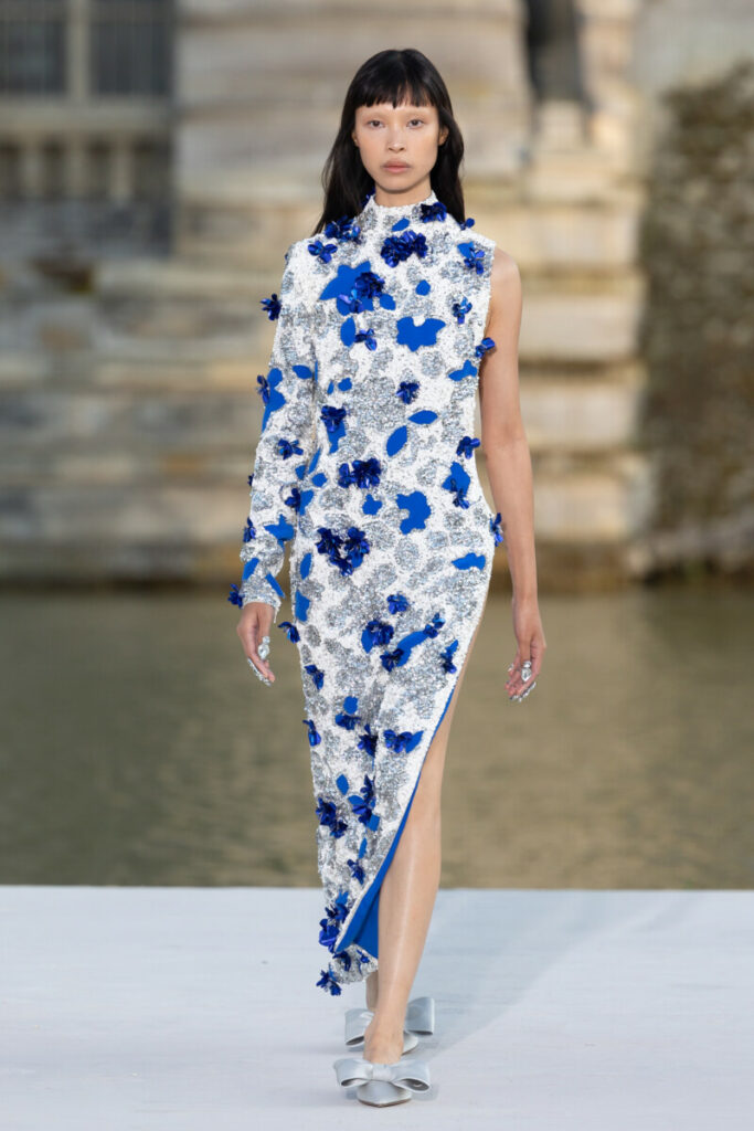 mannequin portant des talons aiguilles argentés dans un défilé de mode Valentino