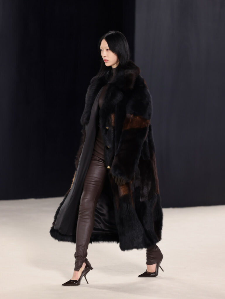 mannequin portant des escarpins noirs dans un défilé de mode