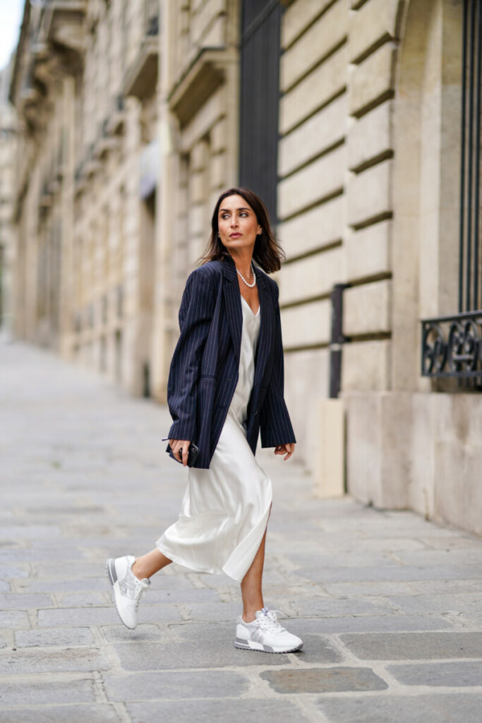 chaussures de garde-robe capsule : les sneakers blanches