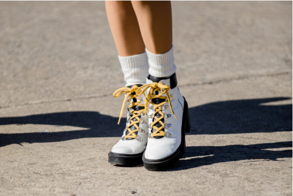 Chaussures noires et blanches à lacets jaunes