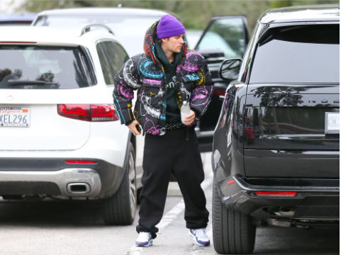 Justin Bieber portant un bonnet violet