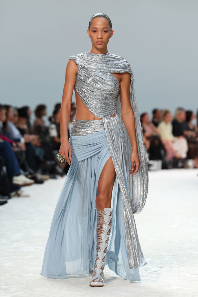 mannequin dans une robe asymétrique avec des éléments brillants. Rabanne