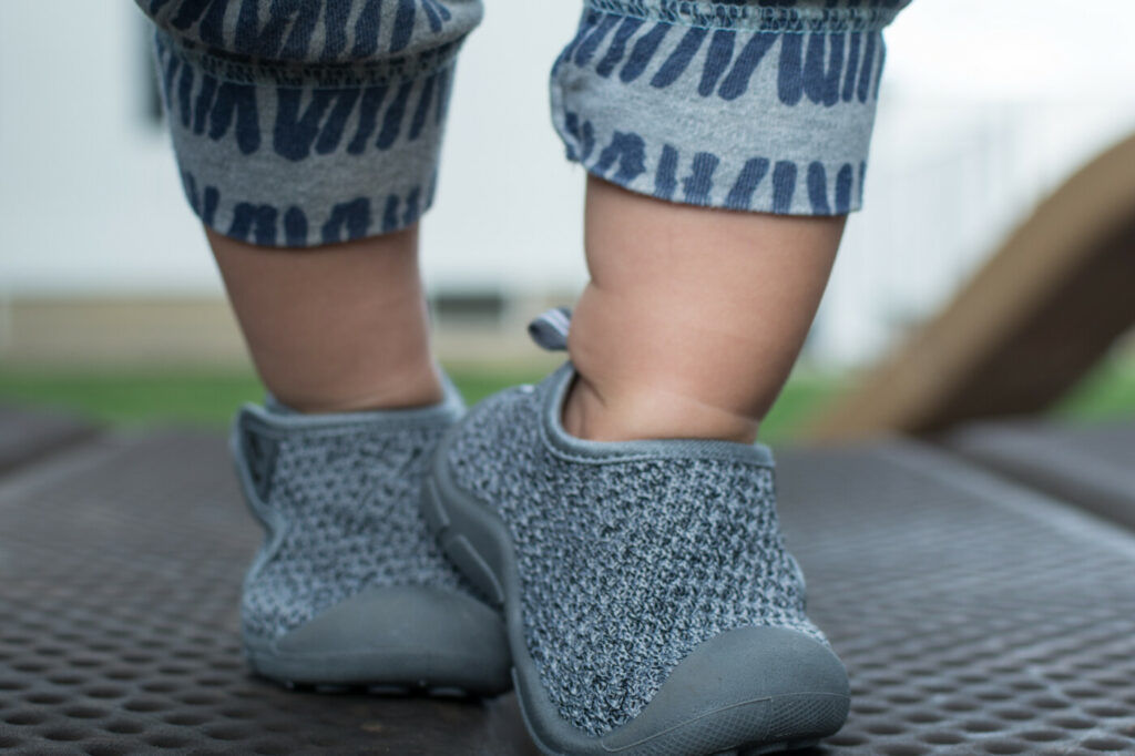 chaussures pour l'été pour enfants : les sneakers à la tige respirante