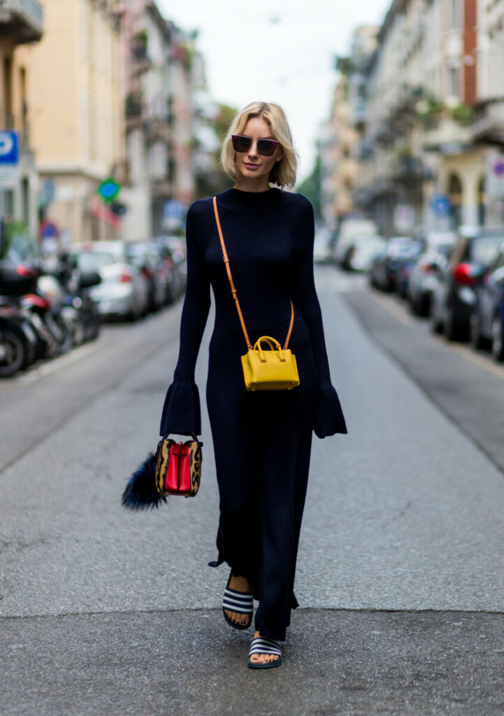 femme en robe longue et des mules adidas adilette