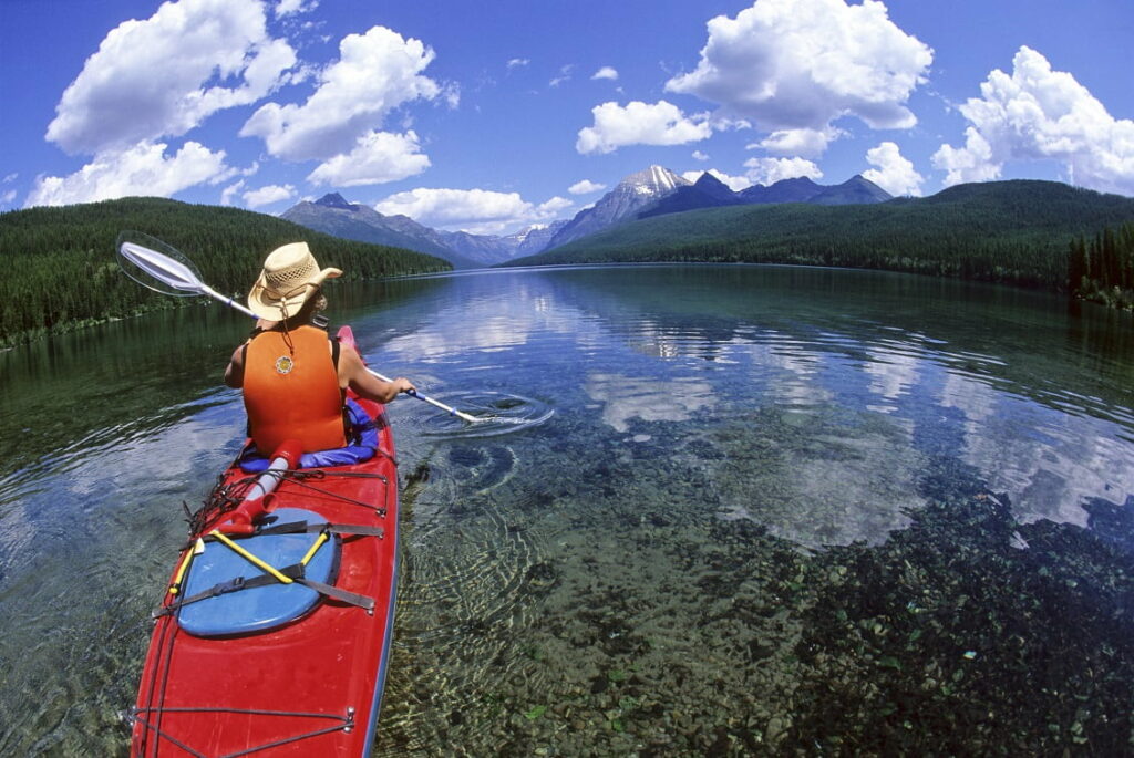 Homme faisant du canoë sur un lac